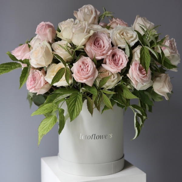 Garden roses of different sorts in a hat box - Размер XL