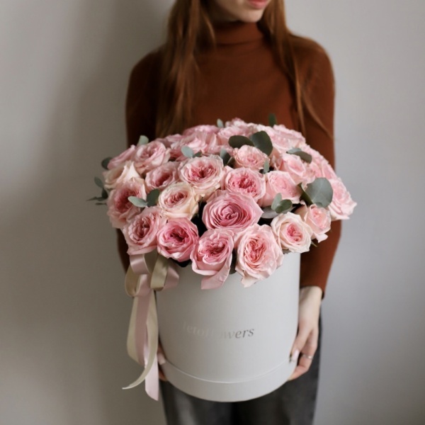 Light garden roses in a hat box - Размер L