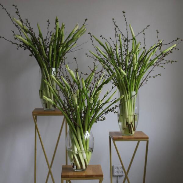 A bouquet of calla lilies and spring branches in a vase - Размер M