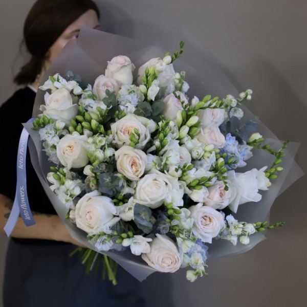 Garden Roses with Delphinium and Freesia - Размер L