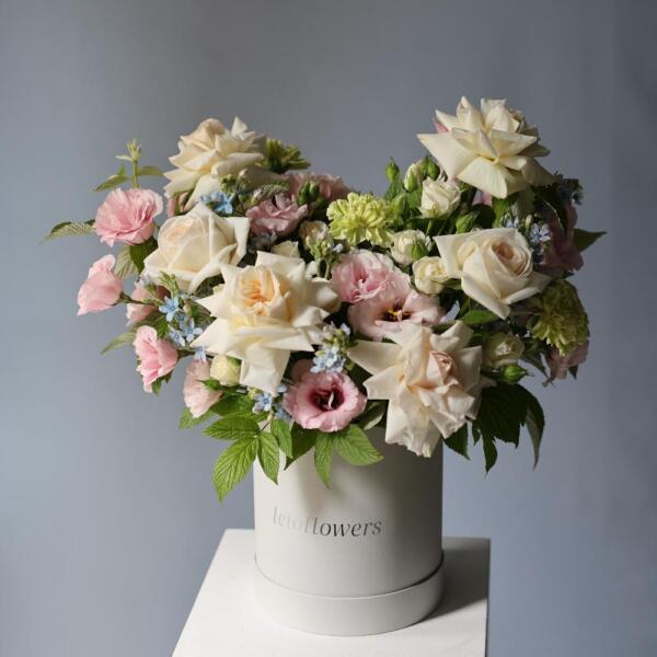 Surprise on a florisit taste in a hat box, light - Размер M