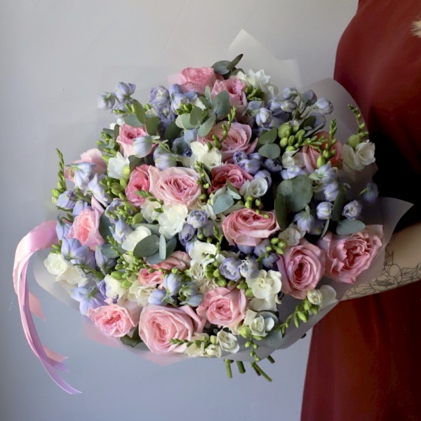 Garden Roses with Delphinium and Freesia - Размер L