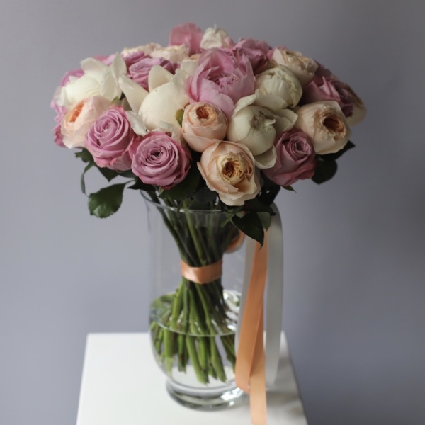 Peonies with Garden Roses and Simple Roses in a vase - Размер M 