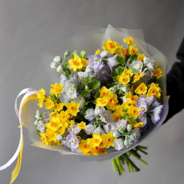 Spray Daffodils with Delphinium - Размер S