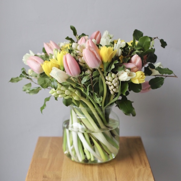 Daffodils with tulips and hyacinthus in a vase - Размер M