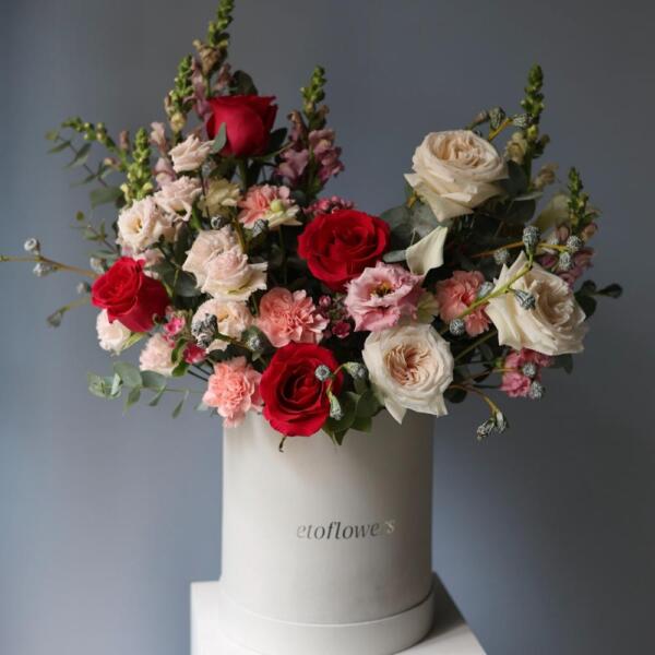 Surprise on a florisit taste in a hat box, bright - Размер L