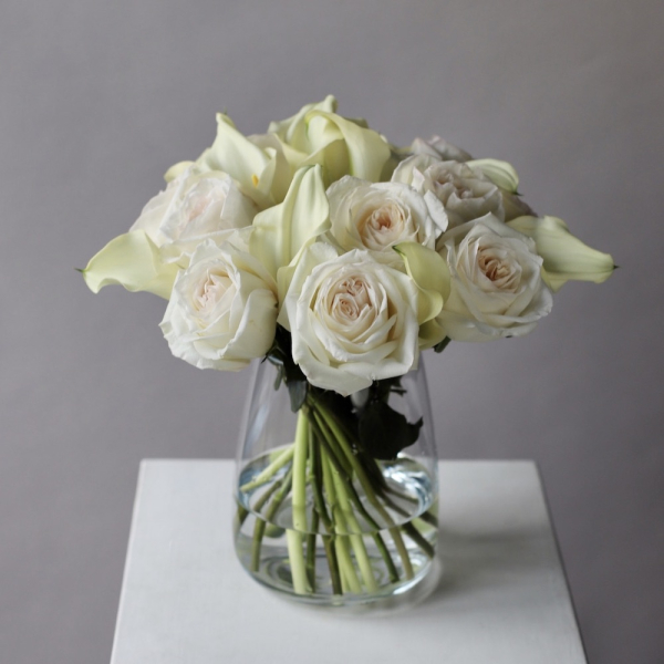 Garden Roses with Calla Lilies in a vase - Размер S 