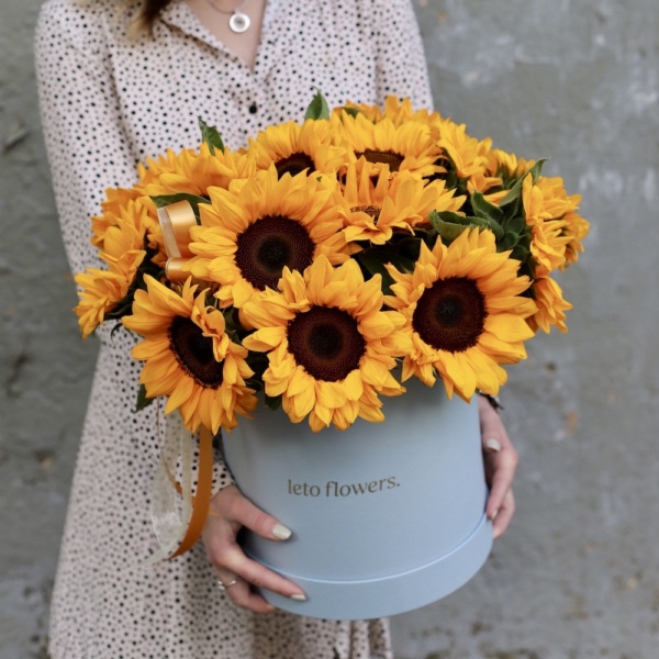 Sunflowers in a hat box Sunflowers in a hat box - Размер L