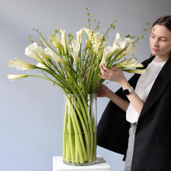 A bouquet of calla lilies and spring branches in a vase - Размер L