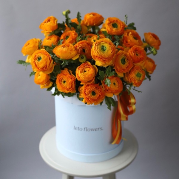 Ranunculus in a hat box - Размер L