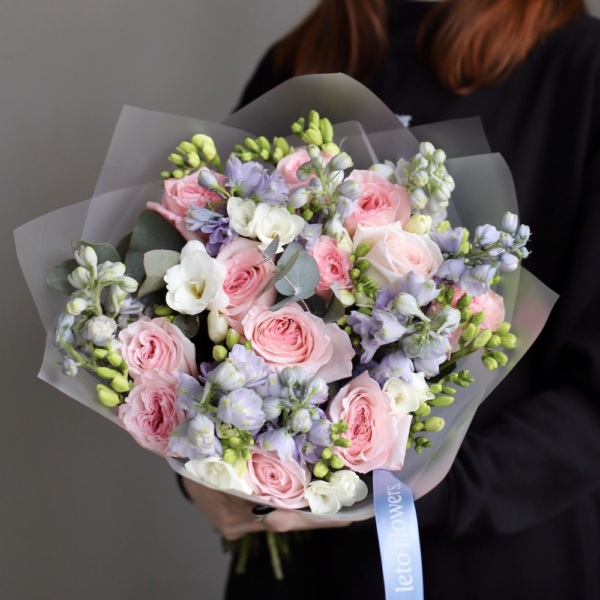 Garden Roses with Delphinium and Freesia - Размер M