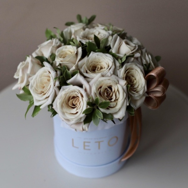 Nude roses in a hat box - Размер S с зеленью 