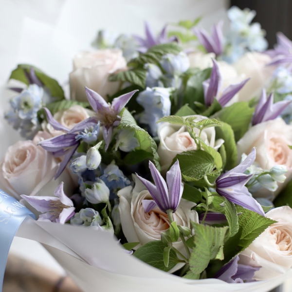 Garden Roses with Delphinium and Clematis -  Размер M 