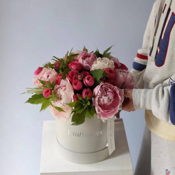 Peony with spray roses in a hat box - Размер M