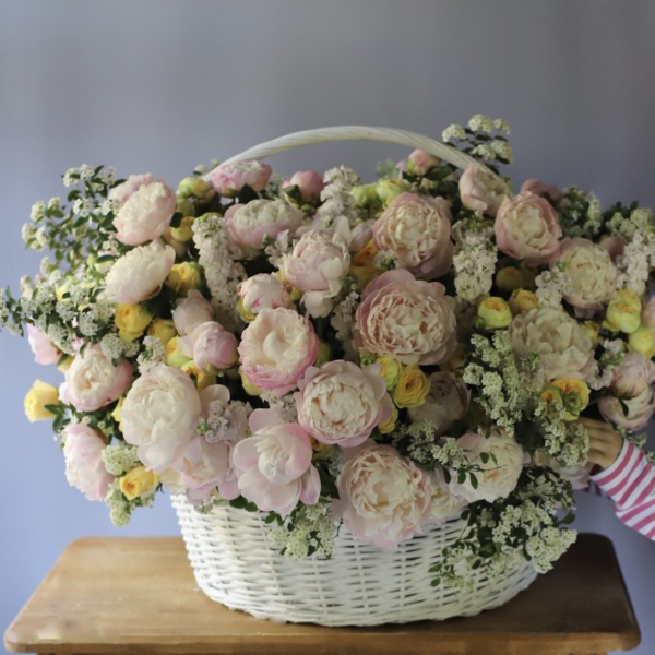 Peonies, Spray Roses and Stock in a basket - Размер 4XL