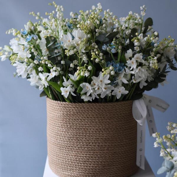 Lily of the Valley and spring flowers in a basket - Размер L