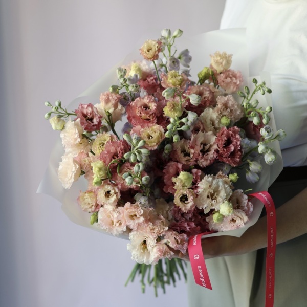 Delphinium with Llisianthus -  Размер S 