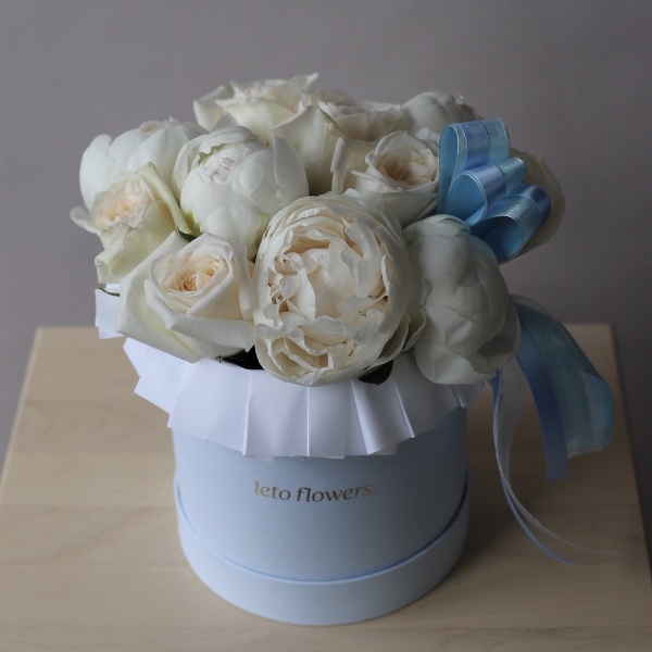 Peony with garden roses in a hat box - Размер S