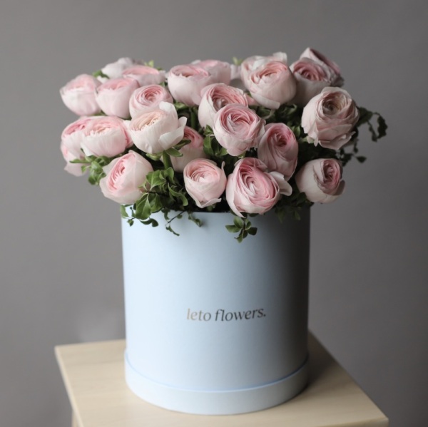 Ranunculus in a hat box - Размер L