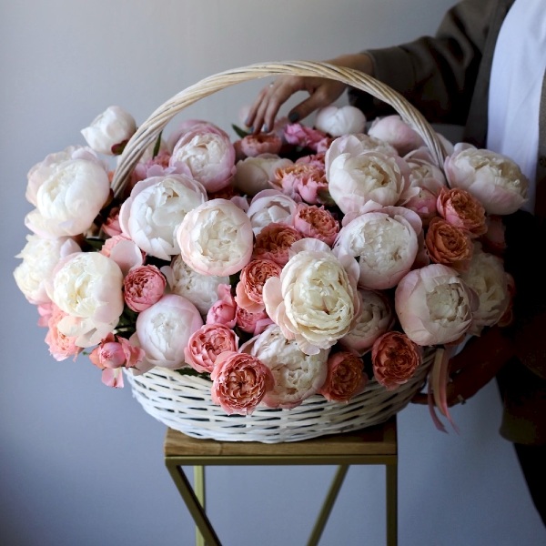 Peony with Spray Roses in a basket - Размер L