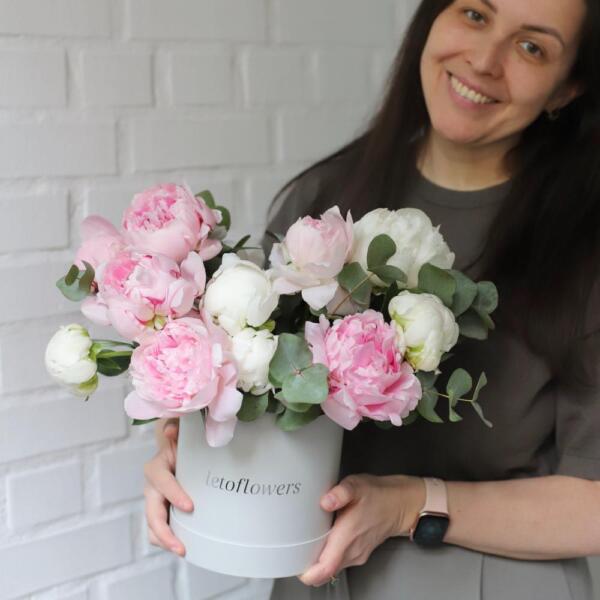 White and pink Peonies in a hat box - Размер M