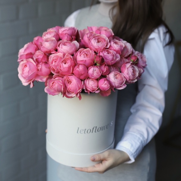 Spray roses in a hat box - Размер M