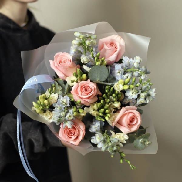 Garden Roses with Delphinium and Freesia - Размер S