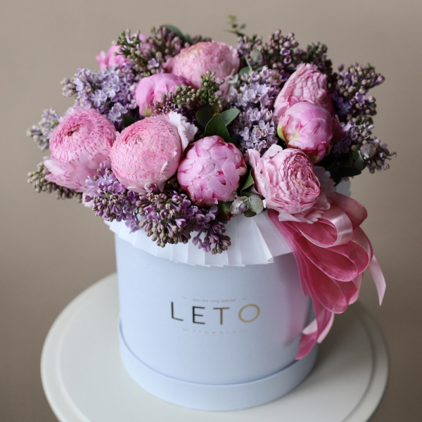 Peonies, Ranunculus and Lilac in a hat box - Размер M