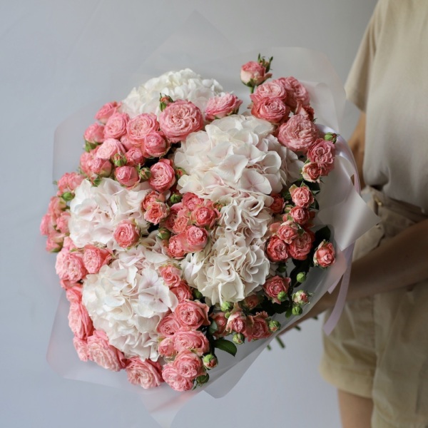 Hydrangeas with Spray Garden Roses - Размер M