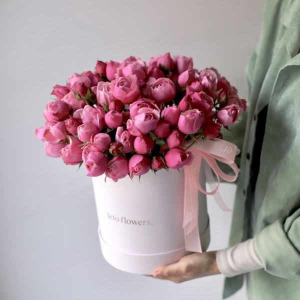 Spray roses in a hat box - Размер M