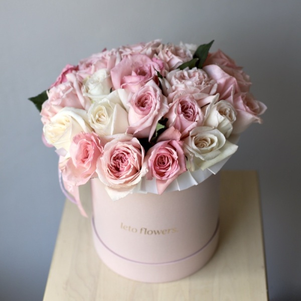 Light garden roses in a hat box - Размер M 