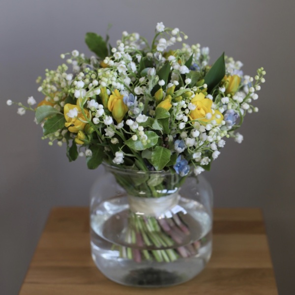 Lilies of the Valley with spring flowers in a vase - Размер M 