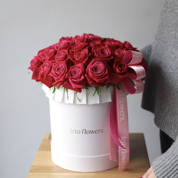 Raspberry roses in a hat box - Размер M