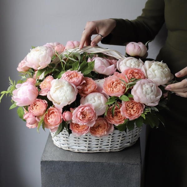 Peony with Spray Roses in a basket - Размер M