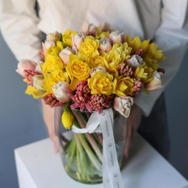 Daffodils with tulips and hyacinthus in a vase - Размер M
