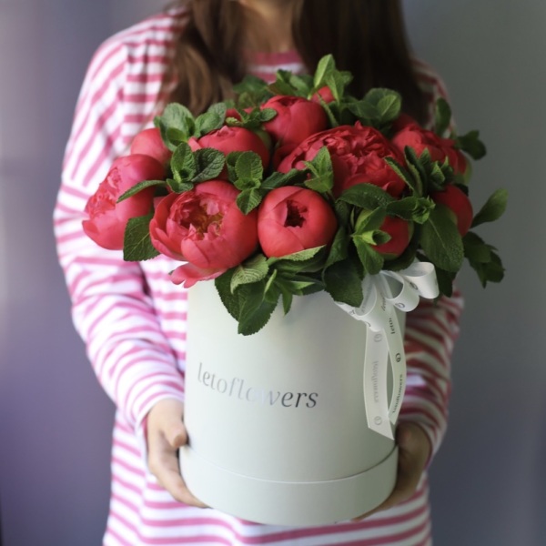 Букет из коралловых пионов в шляпной коробке -  Размер M 