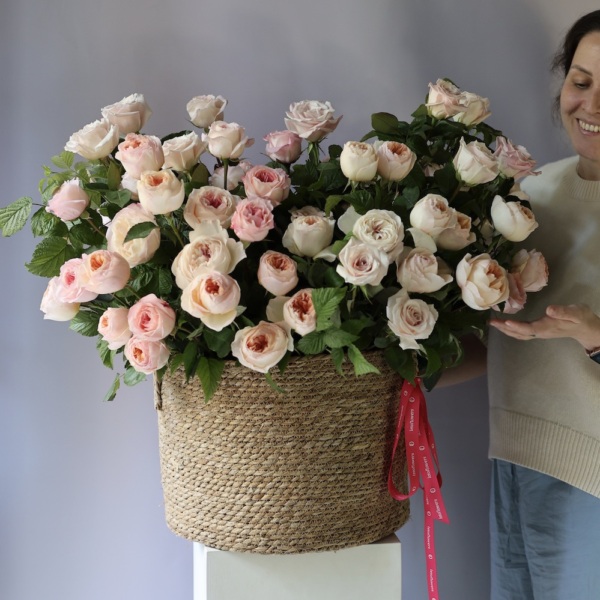 Garden roses of different sorts in a basket - Размер L