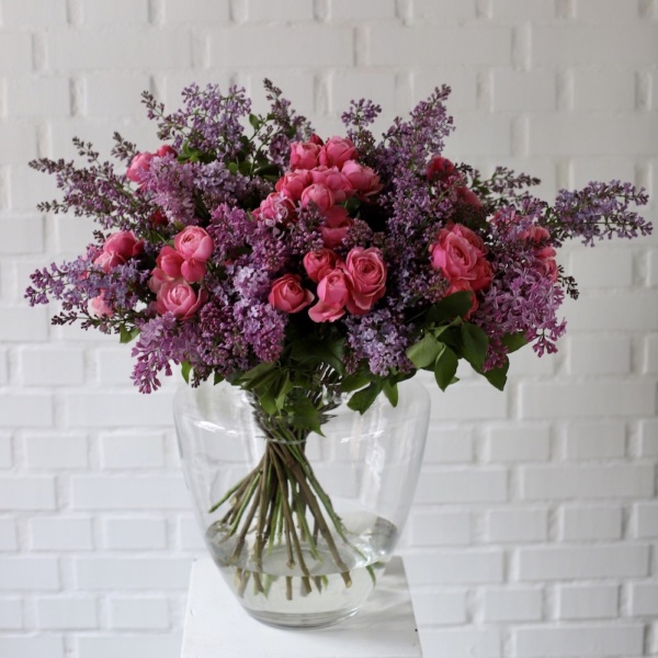 Spray Roses with Syringa in a vase - Размер L с российской сиренью