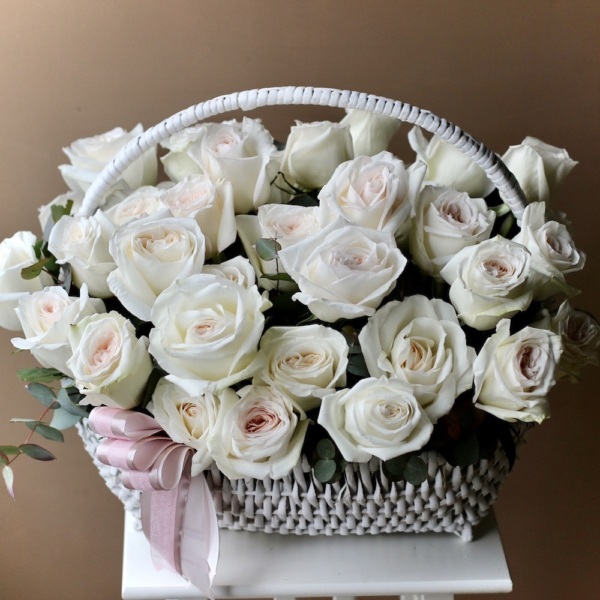 Garden roses of different sorts in a basket - Размер M