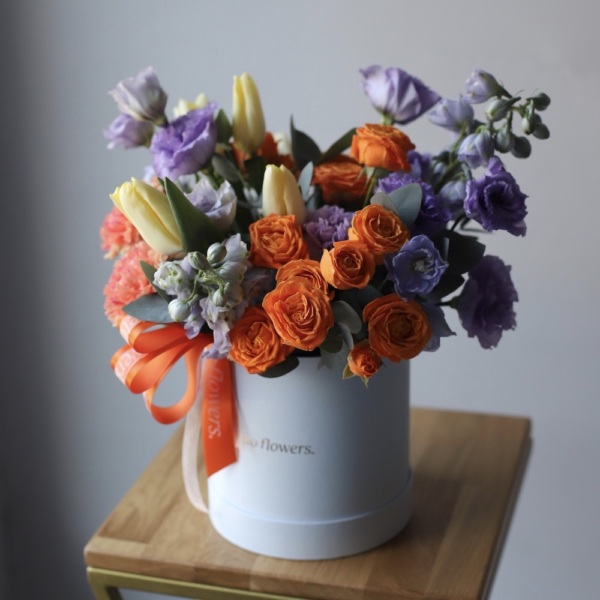 Surprise on a florisit taste in a hat box, bright - Размер S