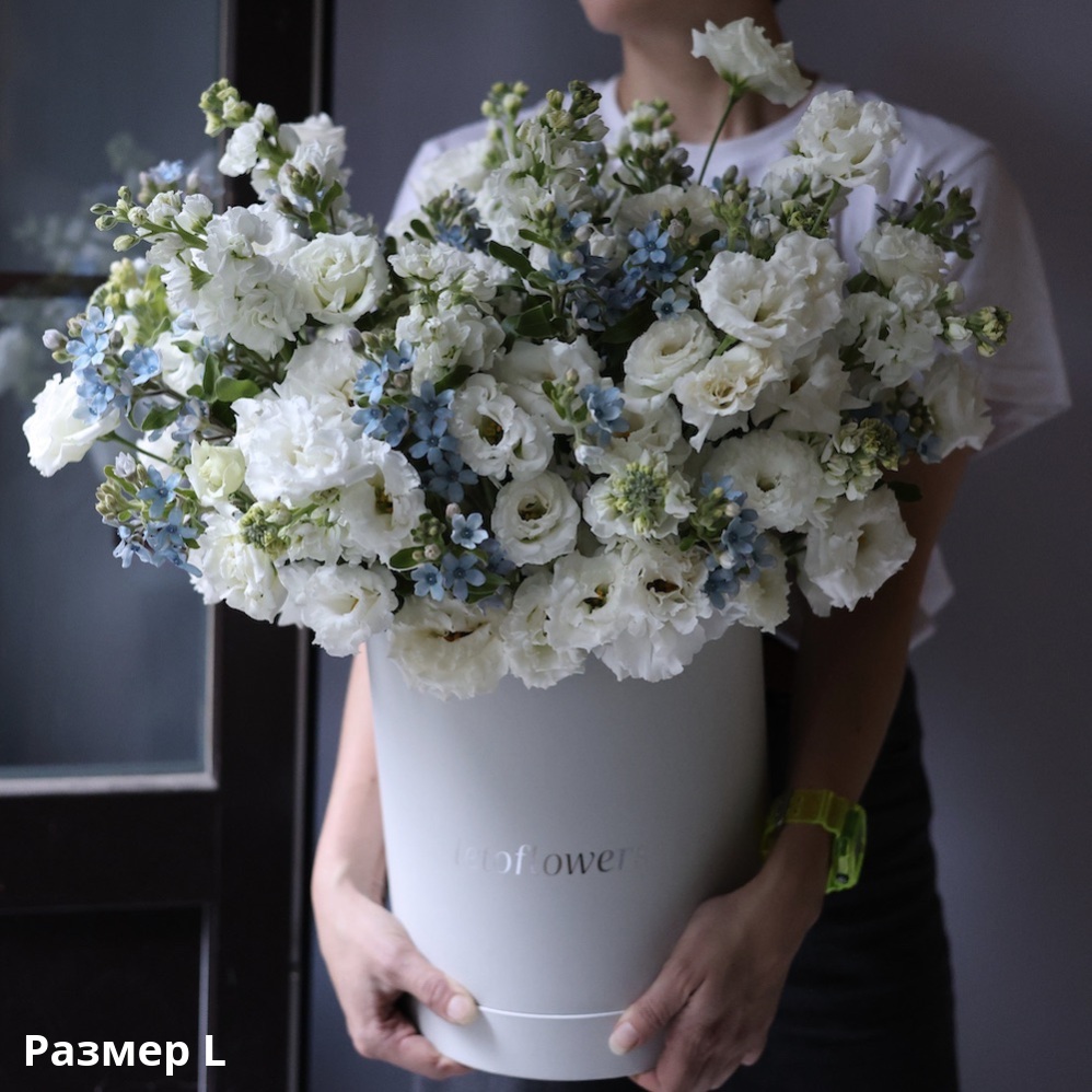 Stock with Oxypetalum and Lisiantus in a hat box Stock with Oxypetalum and Lisiantus in a hat box -  Размер L