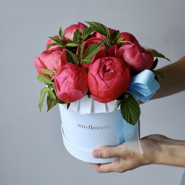 Coral peony in a hat box - Размер S