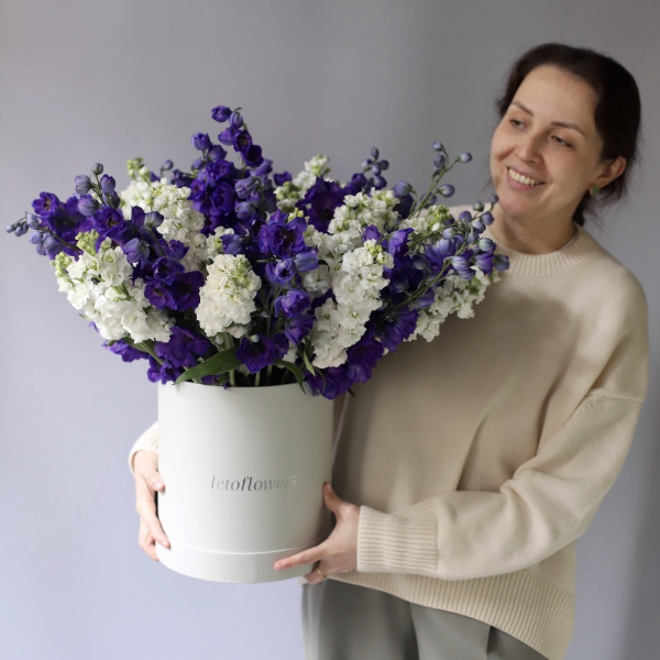 Stock and Delphinium in a hat box - Размер L