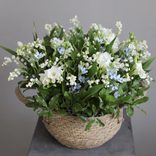 Lily of the Valley and spring flowers in a basket - Размер M