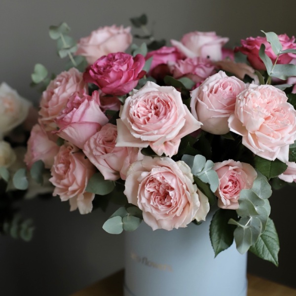 Garden roses of different sorts in a hat box - Размер M