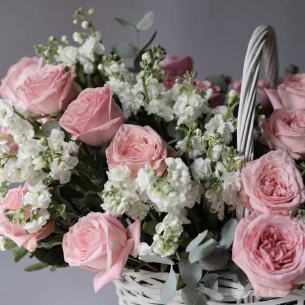 Basket with Spray Stock and Garden Roses - Размер L