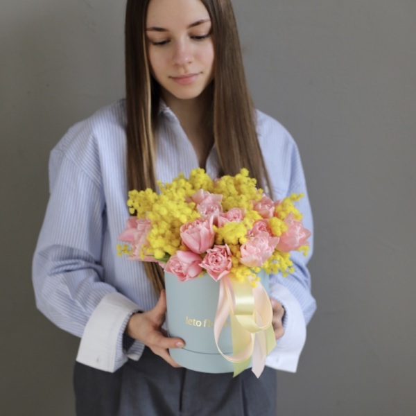 Mimosa with Tulips in a hat box -  Размер S 