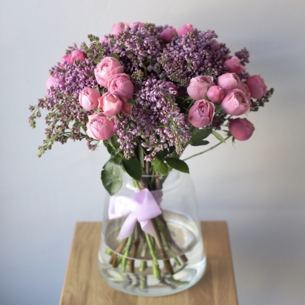 Spray Roses with Syringa in a vase - Размер M