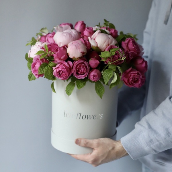 Peony with spray roses in a hat box - Размер M 