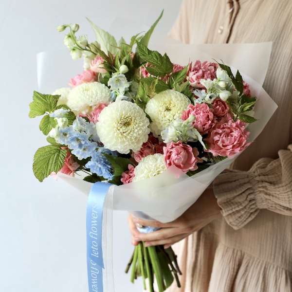 Dahlias with Spray Roses and Delphinium - Размер S